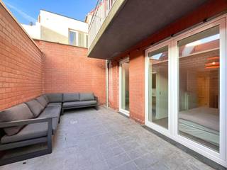 Zeer gezellig en quasi nieuwbouwappartement in het centrum van Heist, op korte afstand van het station, het strand en alle dagdagelijkse voorzieningen (bakkers, slagers, Delhaize, …). Het gebouw dateert van 2018 en is volledig conform met de hedendaagse energienormen. Dit vertaalt zich in een energielabel A (E-peil 50).<br /><br />Het appartement bevindt zich op het gelijkvloers van een mooi gebouw. Ook het appartement werd smaakvol ingericht met mooie materiaalkeuzes doorheen het appartement. <br /><br />Indeling: inkomhal met apart toilet, een prachtige keuken met de nodige toestellen, een aparte berging met wasmachine-aansluiting, een mooie leefruimte met een keramisch parket, een volwaardige slaapkamer en badkamer met een prachtige inloopdouche. Heerlijk ingesloten terras aan de achterzijde. <br /><br />Private kelderberging en fietsenstalling in het gebouw inbegrepen. <br /><br />Bezoeken? Contacteer Sacha Vanrafelghem op GSM 0487/43.79.10.