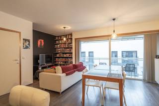 Modern en gezellig appartement te huur in Kortrijk.Indeling (2e verdieping): - Inkomhal met gastentoilet- leefruimte met toegang tot het terras-...