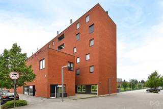 <p>Op de bovenste verdieping van een verzorgd gebouw in de Locomotievenstraat in Kessel-Lo bevindt zich dit lichtrijke appartement met twee slaapkamers, ruim terras en een prachtig panoramisch zicht richting het park van Hal 5 en Leuven. De ligging op de vijfde verdieping biedt extra rust, privacy en een aangenaam ruimtelijk gevoel.<br /><br />De leefruimte geniet van veel natuurlijke lichtinval dankzij de grote raampartijen en sluit mooi aan op de open, geïnstalleerde keuken. Met een bewoonbare oppervlakte van ongeveer 90 m² beschikt het appartement over twee volwaardige slaapkamers, een badkamer met dubbele lavabo, douche en toilet, een afzonderlijk gastentoilet en een technische berging met plaats voor wasmachine en droogkast.<br /><br />Het vernieuwde terras van circa 10 m² vormt een grote troef en biedt een aangename buitenruimte met weids uitzicht. Inclusief in de prijs zit een ondergrondse autostaanplaats in een afgesloten garage, een privatieve kelderberging van ongeveer 8 m² met eigen stopcontact en gemeenschappelijke, afgesloten fietsbergingen.</p>