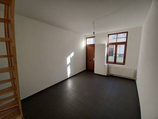 INVESTERING: 4 VERHUURDE rijwoningen te Gent, nabij de Dampoort.<br />Deze woningen zijn qua indeling identiek en beschikken op het gelijkvloers over een zithoek, keuken en badkamer. Op de 1ste en 2e verdieping is er telkens 1 slaapkamer voorzien.<br />Alle woningen beschikken reeds over dubbel glas en centrale verwarming op aardgas.<br />Op heden zijn de woningen verhuurd aan 700€ / 600€ / 810€ / 788€ per maand. Alle huurders wensen graag te blijven wonen.<br />Ideaal als investering!<br />Renovatieplicht WEL van toepassing (dak isoleren of aantonen dat er mogelijks isolatie zit). Asbestveilig.<br />EPC: 404 kWh – UC: 20241104-0003026957-RES-1<br />[Gvg, Wg, Gdv, Vkr, Gvv]. G-score: A en P-score: A<br />Voor meer info of een bezoek: 0485/85.86.65 of info@vhvastgoed.be