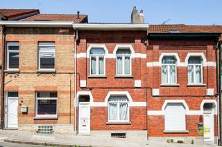 <p><span>De woning bevindt zich in een rustige straat, op wandelafstand van winkels, scholen en openbaar vervoer, met een vlotte verbinding naar Brussel en de belangrijkste invalswegen. Via de inkomhal betreden we de lichtrijke leefruimte, die dankzij de ramen aan de voor- en achtergevel geniet van een aangename natuurlijke lichtinval. Aansluitend bevindt zich de keuken in de aanbouw, met rechtstreekse toegang tot de gezellige koer. Op de eerste verdieping vinden we een bijzonder ruime slaapkamer en de badkamer, uitgerust met een ligbad, wastafel en toilet. De tweede en laatste verdieping beschikt over nog twee comfortabele slaapkamers. Ook technisch is deze woning een uitstekende keuze. Ze is asbestveilig, de elektrische installatie is conform gekeurd tot 2028 en dankzij de recente verwarmingsketel en de PVC-ramen met dubbele beglazing beschikt de woning over een gunstige EPC-score. Er gelden dan ook geen renovatieverplichtingen of dringende werken. U kunt de woning onmiddellijk betrekken en ze vervolgens, volledig op uw eigen tempo, verder opfrissen of inrichten naar uw persoonlijke smaak. </span><span> </span></p>