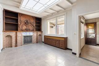 In hartje Beveren, in de rustige Koben Geertstraat, wacht deze karaktervolle herenwoning op een nieuwe eigenaar met visie. Kijk door het werk heen en ontdek een echte parel: achter de knappe voorgevel schuilen authentieke elementen die je vandaag nauwelijks nog terugvindt. Denk aan sfeervolle mantelschouwen en warme parketvloeren die het karakter van weleer ademen.<br />De woning telt vier volwaardige slaapkamers en beschikt over een bijhorende garage met recht van doorgang — een zeldzame troef in het centrum. De ruime, lichtrijke leefruimtes geven je alle vrijheid om een eigentijdse indeling te tekenen. Op het perceel van 180 m² geniet je bovendien van een tof tuintje om helemaal tot rust te komen.<br />Technisch is de basis al gelegd: hoogrendements- en dubbele beglazing, houten en pvc-ramen en een condensatieketel zorgen voor comfort. Het EPC-label F brengt een renovatieplicht met zich mee, maar net daar ligt jouw kans.<br />Wie durft dromen, maakt van dit pand een unieke thuis op absolute toplocatie. Winkels, scholen en het bruisende centrum liggen op wandelafstand. Grijp deze renovatiekans en creëer jouw ideale herenwoning in Beveren.<br />Bel of mail ons voor een afspraak op het nummer: 052/46.38.03 of info@uw-huis.be en wie weet tot binnenkort!<br />