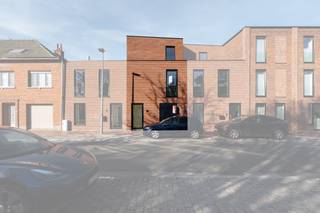 In het centrum van Kortrijk bouwt Hectaar 3 moderne nieuwbouwwoningen. Deze woningen zijn rustig gelegen in een dynamische buurt en bevinden zicht op slechts 5 minuten wandelen van het Blauwe Poortpark. Deze woning beschikt over een aangelegde tuin alsook een zonnig terras op het tweede verdiep met zicht op de Sint-Rochuskerk. Deze woning is instapklaar! 
<ul>
	<li>E-peil 20 - 50% korting op de onroerende voorheffing gedurende 5 jaar! </li>
	<li>6% BTW mogelijk, bespaar maar liefst 47.000  euro! </li>
	<li>Centrum Kortrijk; </li>
	<li>Vloerverwarming op het gelijkvloers; </li>
	<li>4 ruime slaapkamers en extra bureauruimte;  </li>
	<li>Volledig geschilderd en voorzien van verlichting; </li>
	<li>Laminaat in de slaapkamers en nachthal reeds inbegrepen; </li>
	<li>Aangelegde zonnige tuin met uitweg; </li>
	<li>Terras op het tweede verdiep; </li>
	<li>Ondergrondse parkeergarage - staanplaats of garage verplicht aan te kopen. </li>
</ul>
Interesse? Contacteer ons gerust voor meer informatie! 