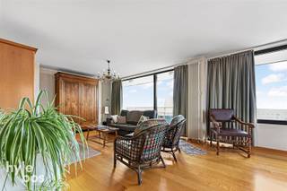 <p><span>Ruim en instapklaar appartement op de 6e verdieping, gelegen in het centrum. Dankzij de hoge ligging geniet je hier van een prachtig en ruimtelijk zicht. Het appartement beschikt over een grote, lichtrijke leefruimte met parketvloer, wat zorgt voor een warme en gezellige sfeer. De afzonderlijke keuken is volledig ingericht en biedt alle nodige comfort.</span></p><p><span>Verder bestaat het appartement uit drie volwaardige slaapkamers, een badkamer met ligbad en dubbele lavabo, en een afzonderlijk toilet. Aan zowel de voor- als achterzijde bevindt zich een terras, ideaal om op elk moment van de dag van buitenruimte te genieten.</span></p><p><span>Extra troeven zijn de inbegrepen kelderberging en autostaanplaats, wat het wooncomfort aanzienlijk verhoogt. Het appartement is instapklaar en centraal gelegen, met winkels, openbaar vervoer en andere voorzieningen op wandelafstand.</span></p><p><span>Een ideale woonoplossing voor wie comfortabel en ruim wil wonen in het hart van de stad.</span></p><p><span> </span></p><p><span> </span></p>