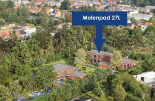 <p><strong>De woning aan Molenpad 27L heeft 3 slaapkamers en is gelegen op een perceel van ca. 298m². </strong>We komen binnen via de inkomhal, met daar het gastentoilet, vestiaire, en een 1e berging / wasplaats. Vanuit de inkomhal stappen we binnen in de ruime en lichtrijke <strong>"doorzon" leefruimte </strong>met een open <strong>leefkeuken. </strong>Via een grote schuifraam bereikt het <strong>terras van 28 m²</strong>, dat mooi overloopt in een <strong>privétuin van 112m²</strong>. Deze tuin is op zijn beurt naadloos in connectie met het groen. Hier geniet uw zowel <strong>privacy </strong>als een aangenaam groen uitzicht. Op de verdieping vinden we <strong>3</strong> <strong>slaapkamers</strong>, elk met voldoende licht en ruimte. De <strong>badkamer (mét daglicht)</strong> is uitgerust om aan alle comfort te voldoen, en is voldoende ruimte voor zowel een inloopdouche als ligbad. De nachthal is nog voorzien van een 2e <strong>apart</strong> <strong>toilet </strong>en een <strong>extra berging. </strong>Tot slot beschikt de woning over een <strong>afzonderlijke fietsenberging aan de voordeur</strong>, en zijn er <strong>ondergrondse autostaanplaatsen</strong> en <strong>fietsenstallingen</strong> beschikbaar. Voor uw bezoekers zijn er <strong>bovengrondse parkeerplaatsen</strong> voorzien, zowel voor fietsen als wagens. <u><br /></u></p>
<p>Wonen in een landelijke, groene en rustige omgeving en toch op <strong>wandelafstand het gezellige dorpscentrum </strong>van Vosselaar: Dat is residentie "<strong>Molenakker</strong>” gelegen aan Molenpad, een rustige straat gelegen op een steenworp van het centrum van Vosselaar en op enkele minuten van invalswegen zoals de Antwerpsesteenweg en met een uitstekende verbinding naar de E34 Antwerpen - Eindhoven. Supermarkten, bakker, slager, enz. bevinden zich allemaal in de directe omgeving. Het nieuwe gebied wordt voorzien van bezoekersparking alsook van een ondergrondse (privé) garage voor bewoners. Het terrein wordt afgesloten met een poort en het groene karakter wordt gewaarborgd door een prachtig tuinontwerp. Uw fiets stalt u probleemloos in uw eigen <strong>tuinberging.</strong><br /><br /><u>Aanbod en prijzen</u><br />Wij bieden u hier <strong>6 nieuwbouwwoningen</strong> aan met <strong>3 slaapkamers en aangename terrassen al dan niet met privétuinen, naadloos in connectie met aan aangelegde, gemeenschappelijke tuin. </strong>Er is keuze tussen <strong>gelijkvloers wonen of met de slaapkamers op de verdieping</strong>.</p>
<p>Prijzen starten vanaf 447.310 EUR, exclusief staanplaats en aankoopkosten. <span><strong>De woningen kunnen bovendien aangekocht worden aan 6% BTW</strong>.</span> Inclusief 6% BTW, registratierechten, ereloon notaris, aktekosten, nutsvoorzieningen en 1 staanplaats geeft dit totaalprijzen vanaf +/- 515.000 EUR.<br /><br /><u>Technieken en afwerking</u><br />Een E-peil &lt;20 wordt u gegarandeerd: Hoogwaardige isolatie en duurzame technieken (<strong>vloerverwarming, </strong><strong>individuele warmtepomp met geothermie, </strong>superisolerende beglazing, ventilatiesysteem D, <strong>regenwaterrecuperatie) </strong>worden gecombineerd met een warme, hedendaagse architectuur (inspiratie Turnhoutse school). Deze aardgasvrije woning is klaar voor de toekomst.<br /><br />De afwerking is tot in de puntjes, naar uw smaak en met afgesproken budgetten bij gekende leveranciers voor de keuken, badkamer, vloeren en binnendeuren. <strong>De werken starten deze zomer: Momenteel heeft u uiteraard nog inspraak in de afwerking.</strong><br /><br />Dankzij de <strong>Wet Breyne</strong> bent u volledig beschermd met een voltooiingswaarborg en betaalt u naar gelang de werken vorderen.</p>
<p><u> </u></p>