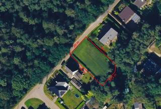<p>Bouwgrond voor open bebouwing in een groene en rustige omgeving.</p><p>Het perceel heeft een brede straatzijde van 20 meter, ideaal voor wie ruim en comfortabel wil bouwen. Samen met de aangename zuidoostelijke oriëntatie biedt dit mogelijkheden voor een open, lichtrijke woning, met voldoende ruimte voor een oprit, tuin en privacy.</p><p>De ligging tegenover een beschermd natuurgebied combineert rust en groen met de nabijheid van het dorpsleven in Vorselaar. Winkels, scholen en andere voorzieningen zijn vlot bereikbaar.</p><p>Kortom: een mooie bouwgrond voor wie rust, natuur en ruimte zoekt, met een brede gevel en toch dicht bij de dorpskern.</p>