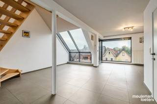 Welkom in residentie “Aline”, een moderne residentie met lift op een zongerichte toplocatie in het hart van Oostkamp. Dit instapklare duplexappartement combineert comfort, licht en gemak op één van de aangenaamste plekken van het centrum.<br /><br />Wonen in alle rust en helderheid<br />Via de inkomhal met gastentoilet stap je binnen in de zeer luchtige living, met een gezellige eet- en zithoek. Grote raampartijen met zonnewering zorgen voor een overvloed aan daglicht. Vanuit de living loop je zo door naar het zuidgericht en ruim terras.<br /><br />De ingerichte keuken met annex bergruimte en wasplaats zorgen voor veel gebruikscomfort.<br /><br />Op hetzelfde niveau vind je een tweepersoonsslaapkamer met aanpalend terras.<br /><br />Via de nachthal bereik je twee slaapkamers en een compleet ingerichte badkamer, voorzien van een enkele lavabo met meubel, een ligbad met douchemogelijkheid en een toilet.<br /><br />Parkeren en berging inbegrepen<br />Bij het appartement horen een overdekte parkeerplaats en een private berging. Ook in de straat en de onmiddellijke omgeving is voldoende parkeergelegenheid onder andere in de ondergrondse openbare parkeergarage in de Schooldreef.<br /><br />Alles om de hoek<br />Winkels, diensten, scholen en openbaar vervoer liggen op wandelafstand. De verschillende verbindingswegen bereik je binnen enkele minuten, ideaal voor wie vlot naar Brugge, Gent of de kust wil.<br /><br />Troeven op een rij<br />• Instapklaar<br />• Gunstig energiepeil (label B)<br />• Toplocatie in het centrum van Oostkamp<br />• Zuidgericht en goed georiënteerd appartement<br />• Overdekte autostaanplaats en berging<br />• Moderne architectuur<br />• Gekeurde elektriciteit<br /><br />Benieuwd of dit appartement jouw nieuwe thuis wordt? Neem contact op voor een bezichtiging.