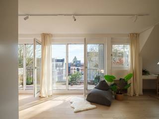 <p><span>Bent u op zoek naar een instapklaar duplex appartement met zonnig terras op een uitstekende ligging? Dit gerenoveerde appartement bevindt zich in een kleinschalig appartementsgebouw met slechts 4 units, dat recent een totaalrenovatie onderging. Hier woont u in alle rust, met het comfort van een modern en energiezuinig gebouw.</span></p>
<p><span>Het appartement werd met oog voor detail en kwaliteit vernieuwd en biedt een doordachte indeling met een lichtrijke leefruimte, een moderne keuken en een hedendaagse afwerking. Momenteel beschikt de unit over één ruime slaapkamer, maar er is eenvoudig de mogelijkheid om een tweede slaapkamer te creëren, wat het geheel bijzonder flexibel maakt voor eigen bewoning of als investering. Daarnaast zijn er twee douchekamers en is er een aansluiting voorzien voor een wasmachine, wat bijdraagt aan het hedendaagse wooncomfort.</span></p>
<p><span>Een absolute troef is het westelijk georiënteerde terras waar u in alle rust kan genieten van de namiddag- en avondzon.</span></p>
<p><span>Als extra troef zijn er kelderbergingen (verplicht mee aan te kopen) en gesloten garageboxen (slechts 1) beschikbaar. Het gebouw blijft kleinschalig en rustig, met slechts vier entiteiten, en werd samen met het appartement gerenoveerd.</span></p>
<p><span>De ligging is een absolute meerwaarde: vlot bereikbaar en centraal gelegen nabij het UZ Gent, het station, het bruisende centrum en diverse parken. Openbaar vervoer, winkels en belangrijke invalswegen bevinden zich in de onmiddellijke omgeving.</span></p>
<p><span>Kortom, een ideale opportuniteit voor wie comfortabel en zorgeloos wil wonen op een strategische locatie in Gent, met extra potentieel dankzij de uitbreidingsmogelijkheden.</span></p>
<p><span>Interesse? Neem vandaag nog contact op voor meer informatie of een bezoek!</span></p>