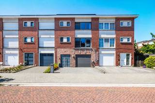 Move-in ready split-level home with 4 bedrooms, EPC A, spacious garage and garden in Kontich This surprisingly spacious and high-quality...