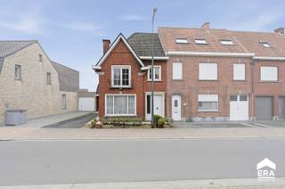 strong>TE KOOP: te renoveren ruime halfopen woning met tal van mogelijkheden in de gezellige wijk 'De Ruiter' te Roeselare.Deze woning biedt een...