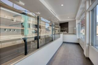 Centraal gelegen en zeer goed onderhouden...<br /><br />Deze voormalige bakkerij met woonst heeft enorm veel ruimte. <br />Via de volledig ingerichte bakkerij is er toegang tot de achtergelegen leefruimte met prachtige keuken enerzijds, en anderzijds is er een rechtstreekse toegang tot de garage. <br />Aan de lichtrijke leefruimte grenst het atelier van de bakkerij, zodat het geheel van gebouwen een U-vorm heeft rond een zonnige binnenkoer, waar het heerlijk vertoeven is. <br />Op het gelijkvloers zijn er verdere nog een technische berging, een kelder en een badkamer met stoomdouche ingericht. <br />Op de eerste verdieping zijn er 4 grote slaapkamers en een tweede badkamer aanwezig. Via een zolderluik kan men op de grote zolder: wie nog plaats te kort zou hebben, kan deze nog volledig inrichten tot extra leefruimte of kamers.<br /><br />de verwarming is deels centrale verwarming met een condenserende gasketel en deels met warmtepomp. Er liggen 34m2 zonnepanelen op het dak! <br /><br />Dit handelspand kan opnieuw als bakkerij functioneren, maar daarnaast is deze ook voor andere (vrije) beroepen een prima investering! De vele ruimte en toegangen op verschillende plaatsen (via de winkel, via de garage rechtstreeks naar atelier, leefruimte, winkel of naar eerste verdieping) zorgen ervoor dat het pand opgedeeld kan worden naar eigen noden.... en dit op een zeer goede locatie met parkeergelegenheid in de straat, vlakbij het bruisende centrum van het idylische dorp Aalbeke. <br /><br />AANRADER!