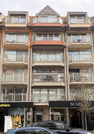 Prachtig en topgelegen appartement met 2 slpk
Dit gezellig en energiezuinige (EPC-label A) appartement ligt in het hart van de bruisende winkelstraat van Nieuwpoort. Winkels, restaurants en terrasjes liggen letterlijk voor de deur, het openbaar vervoer is op wandelafstand en in enkele minuten staat u op de zeedijk met de voeten in het zand.
Het appartement maakt deel uit van een charmante, goed beheerde residentie en verrast met een lichtrijke leefruimte en twee aangename terrassen waar u in alle rust van de zon geniet.
Indeling:
• Inkomhal met apart toilet
• Ruime, lichtrijke leefruimte met groot schuifraam naar het zuidwest georiënteerd terras
• Open, volledig geïnstalleerde keuken
• Berging met aansluiting voor wasmachine
• Twee volwaardige slaapkamers, beide met toegang tot het rustige terras aan de achterzijde
• Ruime badkamer met dubbel lavabomeubel en baddouche
Troeven op een rij:
• EPC-label A: uitzonderlijk zuinig, dus lage energiekosten en klaar voor de toekomst
• Twee terrassen, waarvan één zonnig zuidwest
• De meubels kunnen desgewenst worden overgenomen
• Mogelijkheid om een garage in de residentie bij aan te kopen (€ 75.000)
Of u nu op zoek bent naar een vaste woonst, een tweede verblijf aan zee of een verhuurvriendelijke investering met stabiel rendement: dit appartement heeft alles in huis.