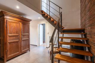 <p><strong>Gelegen in hartje Turnhout in residentie "Nationale Bank": karaktervol en gezellig duplex-appartement in loftstijl van ca. 182 m² met een schitterend zicht op de Grote Markt. Dit unieke appartement bevindt zich op de eerste en tweede verdieping en beschikt over 3 (slaap)kamers en 2 badkamers. </strong><strong>De Grote Markt én Turnova bevinden zich om de hoek, waardoor u alle voorzieningen, restaurants en openbaar vervoer op wandelafstand heeft. Een autostaanplaats is bij aan te kopen voor € 25.000,-.</strong><strong> Bovendien geniet dit appartement van een zeer gunstige EPC-score van 164 kWh/m²/jaar (label B).<br /><br /></strong><span>Indeling:</span> Ruime inkomhal met gastentoilet en houten trap naar de slaapvertrekken op de 2de verdieping. Op de eerste verdieping heeft u een lichte woonkamer met vide over de 2 verdiepingen, een open leefkeuken voorzien van een vaatwasmachine, keramische kookplaat, dampkap, ingebouwde koelkast, combi-oven en dubbele spoelbak in kookeiland. Aansluitend aan de keuken heeft u een ruime berging met aansluitingen voor de wasapparatuur. Heel praktisch is ook de slaapkamer met ensuite badkamer op dezelfde verdieping als de woonkamer. De gehele eerste en tweede verdieping is op massieve eiken parketvloer.<br /><br />Op de 2de verdieping heeft u een slaapkamer met ensuite dressing, een berging en een bureel dat uitkijkt op de woonkamer en op de Grote Markt. Zowel de dressing als het bureel zijn voorzien van ingemaakte kasten.<br /><br /><strong>Een ondergrondse autostaanplaats is bij aan te kopen voor 25.000 EUR.<br /><br /></strong><span>Bijzonderheden:<br /></span>- Geluidswerende en thermische isolerende beglazing<br />- Gunstig EPC: 164 kWh/m² (B-label)<br />- Elektrische rolluiken in woonkamer<br />- Centrale verwarming op aardgas<br />- Lift aanwezig<br />- Terras van ca. 34m² aan de achterzijde (via de gemeenschappelijke hal te bereiken)<br />- Gemeenschappelijke fietsenberging<br />- 400€ / maand voorschot gemeenschappelijke kosten (incl. blokpolis, syndicuskosten én individuele verwarming- en waterverbruik)<br /><br />Bekijk dit appartement via onze virtual tour: https://tour.giraffe360.com/2291bc4fe0494e16b14d993f5785c318/</p>