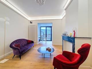 Deze prachtige kantoorruimtes te huur bevinden zich in een kleinschalig, maar bijzonder karaktervol businesscenter in Gent. De hoge plafonds en de authentieke houten vloer creëren een rustige en warme werksfeer. De kantoren zijn volledig instapklaar en uitgerust met alle modern comfort. Bovendien kunnen huurders gebruikmaken van diverse ondersteunende diensten. Op het gelijkvloers is er een terras voorzien.Het pand is gelegen aan de Koning Albertlaan, recht tegenover een tramhalte tussen het station en het stadscentrum. Dankzij deze uitstekende ligging is het kantoor zowel centraal gelegen als uitstekend bereikbaar met het openbaar vervoer en met de wagen. Het station Gent-Sint-Pieters ligt op wandelafstand en biedt een ruime publieke parking, vlot bereikbaar via de R4 en de E40.Beschikbare oppervlaktes:- Gelijkvloers: 53m²- 1e verdieping: 63m²- 2e verdieping: 45m²- 3e verdieping 38m²Specificaties: - Parlofoon- Volledig uitgeruste keuken - Coffee corner- Parketvloer- Toegangscontrole via smartphone- 24/7 toegankelijk- Gemeenschappelijk sanitair- Badkamer met douche- Centrale verwarming op aardgas - Akoestische isolatieDiensten (inbegrepen):- Poetsdienst gemeenschappelijke delen- Onroerende voorheffing- Brandverzekering- Verbruik elektriciteit, gas en water- Meubilair te besprekenBeschikbaarheid:Onmiddellijk beschikbaar. Bent u geïnteresseerd in deze kantoren te huur in Gent? Aarzel dan niet om contact op te nemen via 09 245 35 35 of business.gent@dewaele.com.