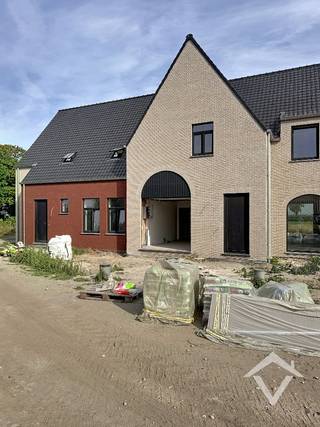 Deze nieuwbouwwoning bestaat uit: inkomhal - toilet - living - keuken - terras - tuin - wasplaats - berging - garage - nachthal - 3 slaapkamers - badkamer - zolder. <br /><br />EPC: woning in aanbouw. Vrij 1/10/2026. Huurprijs 1470 €/mnd