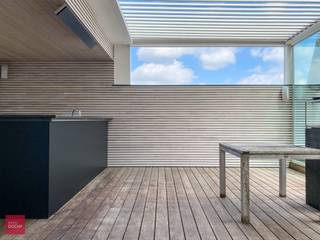 Uniek wonen. Aparte gelijkvloerse inkomhall met garage en berging; op verdiep bevindt zich een ruime lichtrijke living met haard, ingerichte keuken, 3 slaapkamers, badkamer. Men geniet van een heel groot privaat terras met overdekte verwarmde bar. Instapklaar. Geen syndiek.