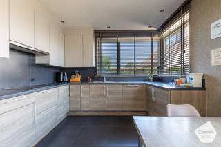 <p>U kunt een BOD uitbrengen op deze woning, rekening houdend met de AANVANGSPRIJS van <strong><u>€ 475.000,00 </u></strong>elk hoger BOD wordt voorgelegd aan de eigenaars die al dan niet kunnen ingaan op dit aanbod.<br /><br />Gelegen in het charmante Ruddervoorde, aan de Torhoutsestraat, vindt u dit stijlvolle <strong>huis dat in 2005 is gebouwd</strong> en <strong>in 2020 met zorg is gerenoveerd.</strong> De woning biedt een moderne en frisse uitstraling, perfect voor wie op zoek is naar een instapklare leefruimte in een rustige omgeving. Met een perceeloppervlakte van<strong> 455 m² en een bewoonbare oppervlakte van 203 m²</strong> heeft u volop mogelijkheden om te genieten van de buitenruimte, terwijl het interieur functioneel is ingedeeld. Binnenin het huis bevinden zich <strong>drie mooie slaapkamers,</strong> elk ontworpen met het oog op rust en ontspanning. <strong>De sfeervolle badkamer met ligbad en douche , toilet en wastafel in meubel bieden U alle comfort</strong>. De open keuken biedt een ideale plek om te koken en te ontspannen met een ruimte voorzien als bureau. Met parkeerplaatsen is dit pand ook praktisch voor bewoners met een auto. Deze woning is niet alleen een fijn thuiskomst, maar ook een plek waar u volop kunt genieten van een zorgeloos leven in een warme en uitnodigende omgeving. <strong>Energielabel B</strong>.<strong> Boorputwater en regenwater aanwezig</strong>.<br /><br /><strong><u>Gelijkvloers:</u></strong></p>
<ul>
<li><strong>Inkomhal met apart toilet;</strong></li>
<li><strong>Ruimte voor vestiairekast;</strong></li>
<li><strong>Lichtrijke leefruimte met prachtig zicht op de tuin;</strong></li>
<li><strong>Volledig ingerichte keuken met alle toestellen;</strong></li>
<li><strong>Ruimte voorzien als bureau;</strong></li>
<li><strong>Praktische berging aan de keuken waar er mogelijkheid is om een ingebouwde frigo/koelcel te voorzien;</strong></li>
<li><strong>Wasplaats/berging met achterdeur;</strong></li>
<li><strong>Dubbele carport en oprit ideaal om meerdere wagens te parkeren;</strong></li>
<li>Prachtige terras van <strong>48 vierkante meter</strong> & tuin met mooie uitzichten;</li>
<li>Leuke vijver in het terras;</li>
<li><strong>Overkapping met buitenbar</strong> dit is ideaal voor deze warme zomers.</li>
</ul>
<strong><u>Eerste verdieping:</u></strong>
<ul>
<li>3 mooie slaapkamers <strong>(21,28 m² & 13 m² & 12,45 m²)</strong>; </li>
<li>Dressing;</li>
<li>Mooie Badkamer met Douche en ligbad, wastafel in meubel en toilet.</li>
</ul>
<strong><u>Troeven:</u></strong>
<ul>
<li><strong><u>16 zonnepanelen;</u></strong></li>
<li><strong><u>Asbestveilig;</u></strong></li>
<li><strong><u>Boorputwater en regenwater aanwezig;</u></strong></li>
<li><strong><u>Energielabel B;</u></strong></li>
<li><strong><u>In 2020 gerenoveerd;</u></strong></li>
<li><strong>Aircosysteem aanwezig in de slaapkamer en de leefruimte.</strong></li>
</ul>
<br />Meer informatie of een bezoek aan deze INSTAPKLARE WONING? Contacteer ons via: oostkamp@caenen.be
