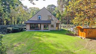 Rustig en residentieel gelegen villa met een tijdloze moderne architectuur op 19 are 83 ca met mooie aangelegde tuin nabij wandel-natuurgebied Kruisheide.<br />Centraal gelegen op 2,5km van school Atheneum, op 1,6km van centrum Tremelo en scholen, op 1,6 km van golf Keerbergen, en op 4km van centrum Keerbergen en scholen.<br />Omvat: inkomhal, wc, living 46m² met inbouwhaard, volledig ingerichte keuken met eethoek, koele berging, wasplaats, dubbele garage, 2 bad-of douchekamers, 4 ruime slaapkamers (waarvan 1 slaapkamer of bureel 19m² op gelijkvloers) + logeerkamer of tv-bureel-hoek op verdieping, dressing, 2de wc, bergzolder. <br />Bouwjaar 1993 - perfecte staat en instapklaar.<br />De grote en hoge ramen zorgen voor veel natuurlijke lichtinval en een mooi zicht op de tuin.<br />De woning is voorzien van toekomstgerichte duurzaamheid met oa: 12 zonnepanelen met een vermogen van 3.300 Wp, thuisbatterij van 10kw, laadpaal voor EV, warmtepomp/airco voor verwarmen en koelen op verdieping.<br />CV met mazout recente verwarmingsketel hoogrendement condenserend van 2020 + warmtepomp/airco voor verwarmen en koelen (op verdieping in logeerkamer/tv-bureel-hoek).<br />EPC 151 kwh/m² - energielabel B - UC3977867RES1. Ki 3.031 euro.<br />De elektrische installatie is conform.<br />Totale vloeroppervlakte: 310m² + bergzolder.<br />Stedenbouwkundige vastgoedinfo: vergunning uitgereikt - woonpark = residentieel woongebied - niet gelegen in verkaveling - geen voorkooprecht ruimtelijke ordening - geen rechterlijke herstelmaatregel of bestuurlijke maatregel opgelegd - geen maatregelen in het Vlaams handhavingsplatform.<br />Niet overstromingsgevoelig - gebouwscore A - perceelscore A.