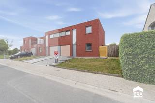<p>Op zoek naar een moderne, energiezuinige gezinswoning waar u zo uw intrek kan nemen? Dan is deze halfopen bebouwing in Moorslede (Dadizele) precies wat u zoekt. ✨<br /> </p>
<p>Deze recente woning (2011) combineert comfort met gemoedsrust: EPC-label B, conforme elektriciteit en geen asbest. U koopt hier zonder verrassingen én zonder werk. &#128077;<br /> </p>
<p>Binnen valt meteen de lichtinval op. ☀️ Grote raampartijen brengen het daglicht diep in de leefruimtes en zorgen voor een aangename, open sfeer. Met 3 volwaardige slaapkamers, een badkamer, bergingen boven én beneden, en 151 m² bewoonbare oppervlakte is er ruimte voor het hele gezin.<br /> </p>
<p>Buiten wacht een zonnig verhaal. Het terras en de tuin creëren dat echte zomergevoel &#127807; — ideaal om te ontspannen of gasten te ontvangen. Handig detail: via een nieuw tuinpoortje aan de zijkant bereikt u de tuin rechtstreeks, zonder met tuinafval door het huis te moeten.<br /> </p>
<p>Verder geniet u van een garage &#128663;, een regenwaterput &#128167; en een centrale verwarming op gas met condensatieketel (2019).<br /> </p>
<p>De ligging is een absolute troef: op wandel- en fietsafstand van het centrum van Dadizele, maar toch rustig gelegen. Het beste van twee werelden. &#128205;<br /> </p>
<p>Kortom: een gebruiksklare woning waar u niets meer aan hoeft te doen — enkel nog uw koffers uitpakken. &#128230;<br /> </p>
<strong>&#128222; Nieuwsgierig? Contacteer vandaag nog uw ERA-makelaar voor een bezoek.</strong>