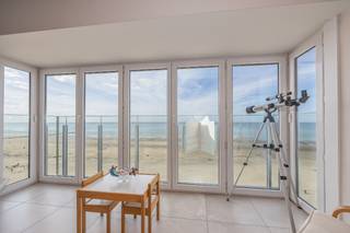Dit 2 slaapkamer-appartement bevindt zich op de 7de verdieping van residentie Altamira. <u><strong>Een absolute topper</strong></u> met volgende troeven: 
<ul>
	<li>Het appartement werd <strong>gerenoveerd met duurzame kwalitatieve materialen. </strong>Zo zijn vernieuwd: ramen, de living, keuken, badkamer, het toilet, de hall en de vloeren in de slaapkamers, leidingen, al het sanitair en elektriciteit,...;</li>
	<li>Het gebouw heeft een vernieuwde gevel, balkons, terrassen, voordeur, inkomhal, ....;</li>
	<li>Slechts 1 appartement per verdiep in het gebouw;</li>
	<li><strong>Magnifiek breed frontaal zeezicht</strong> vanuit de uiterst lichtrijke leefruimte;</li>
	<li>Doorloop-appartement met een zijdelings open zicht achteraan van op het <strong>zonnig terras</strong>;</li>
	<li><strong>2 toiletten</strong>, 1 aparte en 1 in de badkamer;</li>
	<li>De keuken bevat een weggewerkte wasmachine en een vaatwas en er is nog een aparte berging in het appartement;</li>
	<li>Er is tevens een <strong>gemeenschappelijke fietsenberging</strong> aanwezig. </li>
</ul>
Kortom, dit is het ideale vakantie-appartement. Wees er snel bij en neem nu contact op voor meer informatie of een bezoek ter plaatse. 