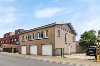 Graag bieden wij u deze bel-etage aan gelegen in het centrum van Bever. De woning werd als volgt ingedeeld: op het gelijkvloers: 3 garages elk...