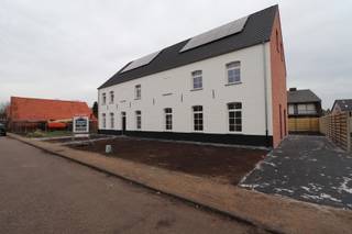 <strong>INDELING</strong><br /><strong>GELIJKVLOERS</strong><br />Inkomhal. Toiletruimte met handenwasser. Aparte bureauruimte.<br />Keuken met keukeneiland, voorzien van volgende toestellen: inductie kookplaat, afzuigkap, combi-oven, koelkast en vaatwasmachine.<br />Woonkamer met trap naar de 1ste verdieping.<br />Achterinkom. Wasplaats met uitgietbak en plaats voor de wasmachine, droogkast en aparte berging onder de trap.<br /><br /><strong>EERSTE VERDIEPING</strong><br />Overloop met vaste trap naar de zolderverdieping.<br />Toiletruimte. Badkamer met dubbel badkamermeubel, ligbad en ruime inloopdouche.<br />3 slaapkamers waarvan 1 met inloopdressing.<br /><br /><strong>ZOLDERVERDIEPING</strong><br />Ruime zolder op chape, dewelke naar eigen wensen verder af te werken/in te richten is, voorzien van condensatieketel voor de vloerverwarming en warmwaterbereiding, ventilatiesysteem type D.<br /><br /><strong>POSITIEVE ASPECTEN<br /></strong>Rustige ligging met éénrichtingsverkeer in het centrum van Wortel (Hoogstraten)<br />Volwaardige gezinswoning met voldoende ruime slaapkamers<br />Zolderverdieping naar eigen wensen in te richten<br />Op fietsafstand van centrum Hoogstraten (winkels, horeca, scholen,...)<br />Energiezuinige woning (E-peil: 18)<br /><br /><em>Buitengevel wordt nog geschilderd (voorbeeldfoto is van gelijkaardig project).</em><br /><em>Het project wordt gerealiseerd door LUDO VAN CALSTER BV.</em>