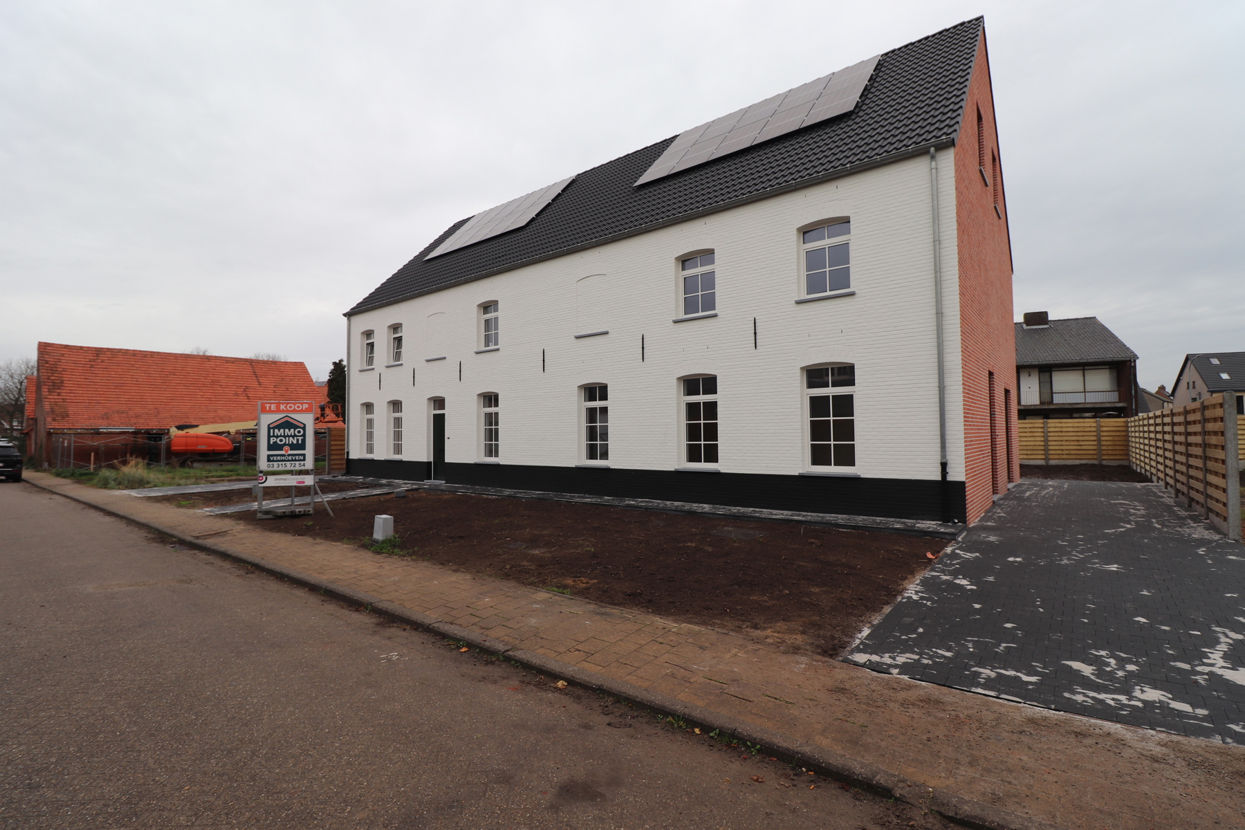 Ruime gezinswoning (ca 245 m²) met 3 slaapkamers op perceel van ca. 330 m². - foto 1