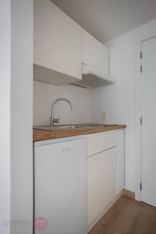 🌿 Volledig vernieuwde, instapklare studio met warmtepomp en afgesloten garagbox in hartje Leuven – rustig gelegen pareltje!<br />Op zoek naar een gezellige, recent vernieuwde studio op een toplocatie in Leuven?<br />Dan is dit charmante en rustig gelegen stekje precies wat je zoekt.<br />De studio omvat:<br />✨ Een lichtrijke leefruimte met aangename indeling<br />✨ Een praktische kitchenette<br />✨ Een aparte badkamer met douche, toilet en wastafel<br />Huurprijs : 800 euro/maand en 60 euro vaste kosten. (Water is al inbegrepen in deze kosten)<br />Op de gelijkvloerse verdieping is er mogelijkheid een afgesloten garagebox bij te huren aan 100 euro/maand. <br />Dankzij de rustige ligging, midden in het bruisende centrum, geniet je van het beste van twee werelden: comfort en stilte, met winkels, restaurants, universiteit en openbaar vervoer op wandelafstand.<br />📞 Bel snel voor een bezoek: 0468 22 53 22<br />📧 info@immo-m.be<br />Kom deze leuke studio ontdekken — misschien wordt hij binnenkort wel helemaal van jou!