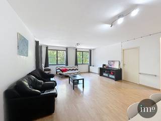 Ukkel : IMMO-STORE biedt u dit GOEDGELEGEN appartement van ca 123m² op de 1STE VERDIEPING van een gebouw (2007) aan, bestaande RUIME woonkamer met AANPALEND TERRAS, een OPEN INGERICHTE keuken, inkomhal, 4 SLAAPKAMERS, een badkamer met BAD en DUBBELE LAVABO én aparte DOUCHEKAMER. Dit gebouw bevindt zich op een STEENWORP van het STATION. NABIJ ALLE FACILITEITEN. +++ EPC 'E' of 239 +++ 2 ONDERGRONDSE GARAGES aan 20.000€/STUK. U wenst een bezoek? Bel ons op 02 203 03 03