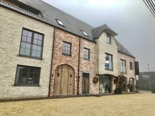 Luxueus afgewerkte eigendom met 3 slks, terras en zoveel meer.<br /><br />De woonst is volledig opgeschilderd en werkelijk onmiddellijk beschikbaar. Een hoogwaardige keuken met vele kastbergingen, vaatwas, oven, microgolfoven, dubbele wastafel,.. met een extra bergruimte achter de keuken.<br /><br />De leefruimte is een lichtrijk geheel met grote raampartijen. Verder zijn er nog drie ruime slaapkamers, een badkamer met douche, ligbad en dubbele wastafel. Apart op de gang is er een toilet voorzien. <br />Leuk meegenomen is dat er voldoende private parking voor het bebouw is voorzien.<br />GEEN SYNDICKOSTEN<br /><br />PLUSPUNTEN:<br />+ gemeenschappelijke inkomhall gedeeld met enkel de bloemenwinkel<br />+ Gerieflijk wonen met kwaliteitsmaterialen<br />+ energiezuinig