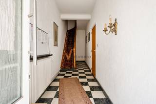 <p><span>Stadswoning met ruime garage in de groene straatjes van Oud-Berchem</span></p><p><span>Wonen in de stad, met groen voor de deur en een ruime eigen garage? In de Woeringenstraat 10 ontdek je deze te renoveren woning. De heraanleg tot tuinstraat gaf de straat een groener karakter en draagt bij aan de opwaardering van deze gezellige stadsbuurt. Hier woon je tussen de kleine straatjes van Oud-Berchem, met het stadsleven binnen handbereik.</span></p><p><span>Een opvallende troef is de diepe garage op het gelijkvloers. Naast enkele wagens is er heel wat ruimte voor fietsen, een werkbank of opslag. Een praktisch voordeel voor wie graag in de stad woont en extra plaats kan gebruiken.</span></p><p><span>De woning is momenteel ingedeeld in twee wooneenheden en beschikt over een oppervlakte van ca. 241 m² volgens het EPC. De inrichting en afwerking zijn verouderd en vragen om renovatie. Dat biedt ruimte om de woning naar eigen smaak en woonbehoeften aan te pakken.</span></p><p><span>Met EPC-label D (375 kWh/m²/jaar) geldt er momenteel geen energetische renovatieverplichting bij aankoop.</span></p><p><span>Het pand is verhuurd. Opzegging na de akte is mogelijk met een opzegtermijn van zes maanden, mits naleving van de toepasselijke wettelijke en contractuele voorwaarden.</span></p><p><span>Interesse in een renovatieproject met een ruime garage in Oud-Berchem? </span></p><p><span>Contacteer Verlimmo Vastgoed Schoten voor een bezoek ter plaatse <span>www.verlimmo.be</span></span><span> </span></p><p><span> </span></p><p><span>*De vermelde bewoonbare oppervlakte is gebaseerd op de bruikbare vloeroppervlakte zoals vermeld op het EPC-verslag</span></p><p><span> </span></p>