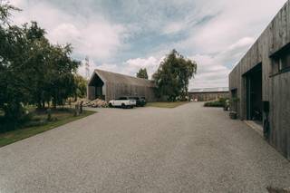 Deze unieke vastgoedparel verscholen tussen het groen met bijgebouwen biedt bijzonder veel mogelijkheden. Gelegen op een perceel van ruim een...