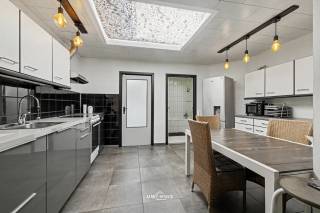 Instapklare, gezellige woning met een zeldzame troef: een ruime oprit voor twee à drie wagens én een aparte garage. Parkeren wordt hier nooit een zorg.<br />Op een perceel van 209 m² biedt deze woning 144 m² comfortabel woongenot. De knappe, moderne keuken sluit naadloos aan op de leefruimte en geeft uit op een verzorgd terras — de ideale plek voor een zonnige koffie of een etentje met vrienden. De badkamer overtuigt met bad én douche, dubbele lavabo en een apart toilet.<br />Momenteel telt de woning drie slaapkamers, maar de indeling laat een uitbreiding tot vier slaapkamers toe: perfect voor een groeiend gezin of een thuiskantoor. Overal vindt u handige ingemaakte kasten terug.<br />De elektrische keuring is conform. Het EPC-label E brengt een renovatieplicht met zich mee, maar met een minieme investering — denk aan zonnepanelen — tilt u de woning naar label D. Daarmee vervalt de renovatieplicht volledig: een slimme opportuniteit voor wie meteen wil scoren.<br />De ligging maakt het plaatje compleet: vlakbij alle voorzieningen en met een vlotte ontsluiting naar de invalswegen.<br />Zin in een bezoek? Bel of mail ons voor een afspraak op het nummer 052/46.38.03 of via info@uw-huis.be en wie weet tot binnenkort!<br />