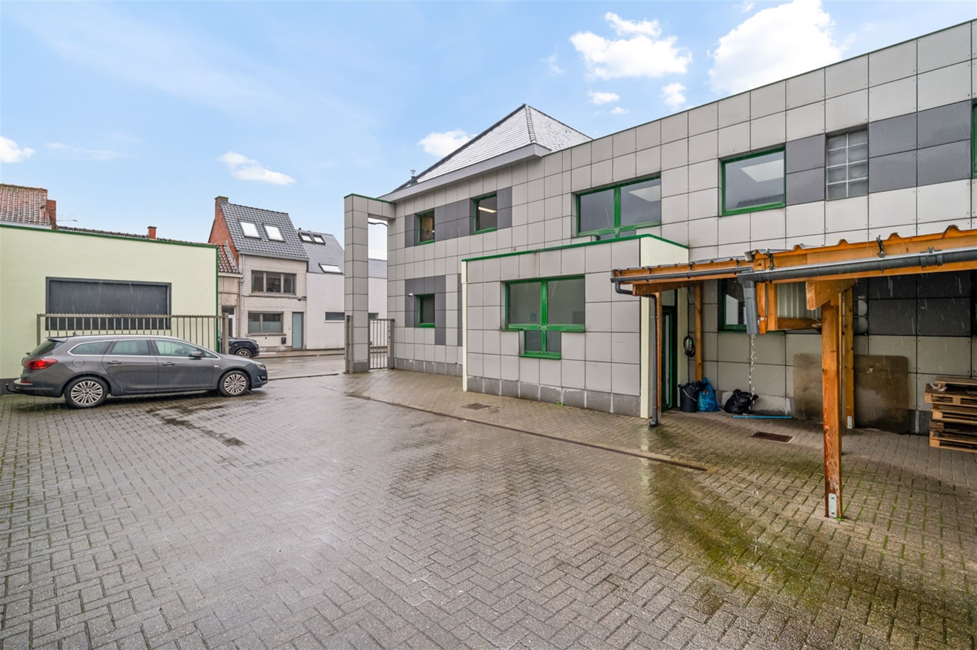 Kantoorgebouw met bruikbare vloeroppervlakte van 900m² en vijf parkeerplaatsen te Aalst - foto 4