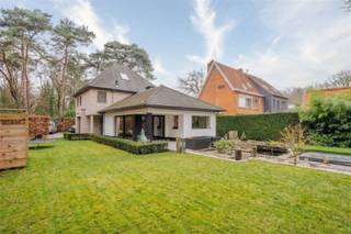 Ruime vrijstaande woning gelegen nabij de Kalmthoutse Heide met o.a. lichtrijke leefruimte, ingerichte open keuken, wasplaats,  4...