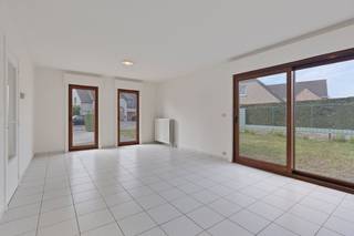 Kom en ontdek deze woning tijdens de Pre-sale donderdag 25/06 van 17u tot 18u, maak nu je afspraak! Alleenstaande gelijkvloerse woning met aangename tuin te koop in Desselgem. De woning bevindt zich op een mooi perceel van ca. 621m² en biedt een praktische indeling. Ze beschikt over twee slaapkamers, een aparte bureauruimte of dressing, een ruime en verzorgde tuin, en een garage met automatische poort. Vooraan de woning is bovendien een oprit aanwezig met extra parkeergelegenheid. Het huis geniet een gunstige ligging nabij scholen, winkels en openbaar vervoer.INDELINGInkomhal - gastentoilet - lichtrijke leefruimte - open ingerichte keuken- ruime wasberging - slaapkamer 1- slaapkamer 2 - badkamer ( aparte bureau/dressing - aangename tuin - garage met automatische poort - oprit vooraan met extra parkeergelegenheidALGEMENE INFO- Dubbel glas (houten ramen)- CV op mazout- StadswaterTROEVEN- Ruim perceel- Huis met mogelijkheden- Aangename tuin- Parkeermogelijkheden voor de woning- GelijkvloersInteresse in dit huis te koop in Desselgem? Contacteer onze makelaar voor meer informatie of een bezoek ter plaatse via 056 605 605 of waregem@dewaele.comDe eigendom wordt aangeboden via de Pre-sale formule. Op 25/06/2026 tussen 17:00 en 18:30 kan u de woning op afspraak komen bezichtigen en een bod uitbrengen. De vermelde prijs is een instelprijs. Voor meer info, gelieve contact op te nemen met de dossierverantwoordelijke.Bestuursmaatregelen in het maatregelenregister: nee