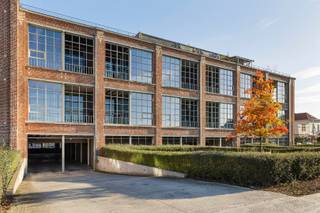 Deze karaktervolle loft bevindt zich op de tweede verdieping van de voormalige site “De Groote Fabrieke”, een authentieke en stijlvolle residentie...