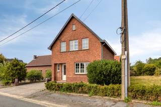 Op zoek naar een renovatieproject in de regio Hasselt? Dan is dit huis op de Bornstraat in het landelijke Vliermaalroot perfect voor u. <br />Deze open bebouwing uit 1958 biedt een totaalrenovatieproject met veel potentieel. De woning beschikt over 3 slaapkamers en een aangename, diepe tuin, ideaal voor spelende kinderen en/of diertjes.<br />Met een bruikbare vloeroppervlakte van 163m² (volgens EPC) en een perceel van meer dan 1900m², heeft u voldoende ruimte om uw droomhuis te realiseren. De woning heeft een perceelbreedte van circa 19m aan de straat en een perceeldiepte van circa 86m. <br /><br />Het gelijkvloers omvat een inkomhal, keuken, leefruimte, bergruimten, toilet, veranda en toegang tot de kelder. Op de bovenverdieping vindt u drie slaapkamers, badkamer en toegang tot de ruime zolder via een uittrektrap. <br /><br />Troeven van deze woning zijn de ruime opzet, de diepe tuin en extra tuinruimte naast het huis. Daarnaast biedt de woning veel lichtinval (ramen deels vernieuwd in 2004) en parking op de oprit en garage. <br /><br />Dit huis heeft een EPC-score van 680 kWh/(m² jaar) en een energielabel F, wat betekent dat er ruimte is voor verbetering en verduurzaming. <br /><br />Relevante documenten zijn eveneens beschikbaar op onze website www.dewaele.com of geef ons een seintje op 011 30 50 50. <br /><br />Dit pand is onderworpen aan de renovatieverplichting van de Vlaamse overheid voor residentiële gebouwen (behoudens bij sloop binnen 5 jaar na de aankoop). Consulteer voor meer informatie de website van het Vlaams Energie- en Klimaatagentschap via https://www.vlaanderen.be/een-woning-kopen/renovatieverplichting-voor-residentiele-gebouwen<br /><br />Bestuursmaatregelen in het maatregelenregister: nee