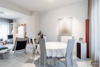 <p><span>Polygoonstraat 29 - Berchem</span></p><p><span> </span></p><p><span>Ruime woning (222m²) met 4 slaapkamers, 2 badkamers en zuid-oost-georiënteerde tuin (50 m²) in Berchem.</span></p><p><span> </span></p><p><span>In de Polygoonstraat woon je in alle rust, met het Brilschanspark letterlijk aan het einde van de straat — ideaal om te ontspannen in het groen. Dankzij de nabijheid van Station Antwerpen-Berchem is dit een uitstekende uitvalsbasis voor pendelaars. Ook met de wagen geniet je van een vlotte aansluiting op de snelweg.</span></p><p><span>De woning biedt een mooie bewoonbare oppervlakte van 222 m² en is met haar 4 slaapkamers en 2 badkamers bijzonder geschikt voor gezinnen. De inpandige garage en de volledige onderkeldering zorgen bovendien voor een overvloed aan bergruimte.</span></p><p><span>Op het gelijkvloers bevindt zich de gezellige woonkamer (52 m²), met aansluitend achteraan de aparte keuken (7 m²) in basisuitrusting. Vanuit de veranda (7 m²) heb je zicht op de zuidoost-georiënteerde tuin (50 m²), waar je aangenaam van de ochtend- en middagzon geniet.</span></p><p><span>De eerste verdieping telt twee volwaardige slaapkamers van telkens 15 m² en een badkamer (7 m²) met dubbele lavabo, ligbad/douche en bidet. Op de bovenverdieping bevinden zich nog twee slaapkamers van 15 m² en een tweede badkamer (3 m²), uitgerust met lavabo, toilet en douchecabine.</span></p><p><span>Ben je op zoek naar een ruime gezinswoning met vier slaapkamers, tuin en garage op een groene en strategische locatie? Mis deze kans niet! Bewoonbare opp. 222 m² ref.: bruto vloeropp. EPC-certificaat Voor meer info of een gratis schatting surf naar www.hansimmo.be</span></p><p><span> </span></p>