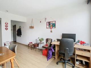 <p>Op zoek naar een instapklare studio in het bruisende centrum van Leuven? Dan is deze knusse studio aan de Brusselsestraat 178 misschien wel jouw nieuwe thuis. Deze studio ligt op wandelafstand van winkels, scholen en het openbaar vervoer, en combineert de rust van een eigen plek met de levendigheid van de stad om je heen. De indeling is compact en functioneel, precies wat je van een goede studio mag verwachten. Je vindt er een leefruimte die dienstdoet als woon- en slaapkamer ineen, aangevuld met een keuken en badkamer. De ruimtes zijn praktisch ingedeeld, zodat je meteen je eigen stempel op het interieur kan drukken. Voor het comfort is er centrale verwarming op gas met radiatoren, zodat je in de koudere maanden verzekerd bent van een aangename temperatuur. Elektriciteit wordt individueel afgerekend, terwijl water, gas en de gemeenschappelijke kosten vervat zitten in een maandelijkse provisie van 155 euro. Het pand beschikt over een EPC-label B (124 kWh/m²) wat wijst op een energiezuinige woning. De ligging is een absolute troef: winkels, scholen, sportfaciliteiten, het station en invalswegen bevinden zich allemaal in de nabije omgeving, waardoor je zowel te voet, met de fiets als met de wagen vlot overal geraakt. Ideaal voor wie graag alles binnen handbereik heeft, zonder in te boeten op de gezelligheid van een eigen plek. Wil je deze studio met eigen ogen bekijken? Neem gerust contact op met ons kantoor om een bezoek in te plannen via www.living-stone.be!</p>