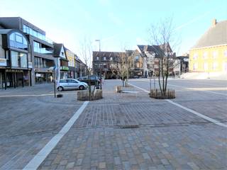 Stijlvol hoekpand pal op de mooie Torhoutse Markt, omringd door drukbezochte handelszaken! <br />Dit gelijkvloers handelspand is het perfecte investeringseigendom, op heden uitgebaat als zaak voor gezonde afhaalmaaltijden, dus met een vaste huurder!<br />Het pand is in goed onderhouden staat en uitgerust voor uitbating als voedingszaak (met o.a. toog, etalage, atelier, systeemplafond met inbouwverlichting, verwarming, tegelvloeren, inox/betegelde wanden) en met bijkomend voordeel voldoende gratis parkeergelegenheid voor de deur. De zaak is uitgerust met kwaliteitsvolle materialen zoals hardhout, natuursteen en heeft een grote hoeketalage, de inrichting en gevel werden in 2024 opgefrist. <br />Er is een aparte toegang voor klanten én een toegang via de gemeenschappelijke delen (levering, personeel). Bij de winkelruimte mét atelier hoort ook een grote kelderruimte (lift én trap) van +/- 35 m², perfect voor opslag, koeling, voorraad,... Ten slotte is er ook nog een privaat afzonderlijk toilet bij het handelspand. De vaste inrichting hoort bij het pand (keuken, toog, uitstalramen, kasten, rekken,...).<br />Bijzondere troef bij deze handelsruimte is zonder meer de ligging! <br /><br />Op zoek naar een mooi investeringseigendom, goed onderhouden en met een stabiele huurder? Bel ons vandaag voor een bezoek en wij leiden u graag rond.