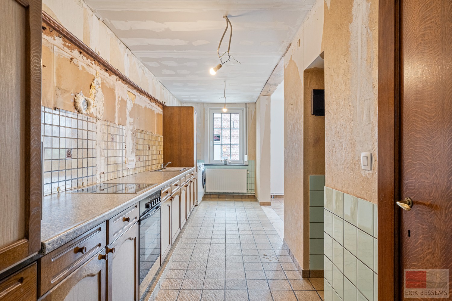 Gedeeltelijk gerenoveerde (vierkants)hoeve, met een potentieel woonoppervlakte van 547m² gelegen op een perceel van 1366m². - photo 4