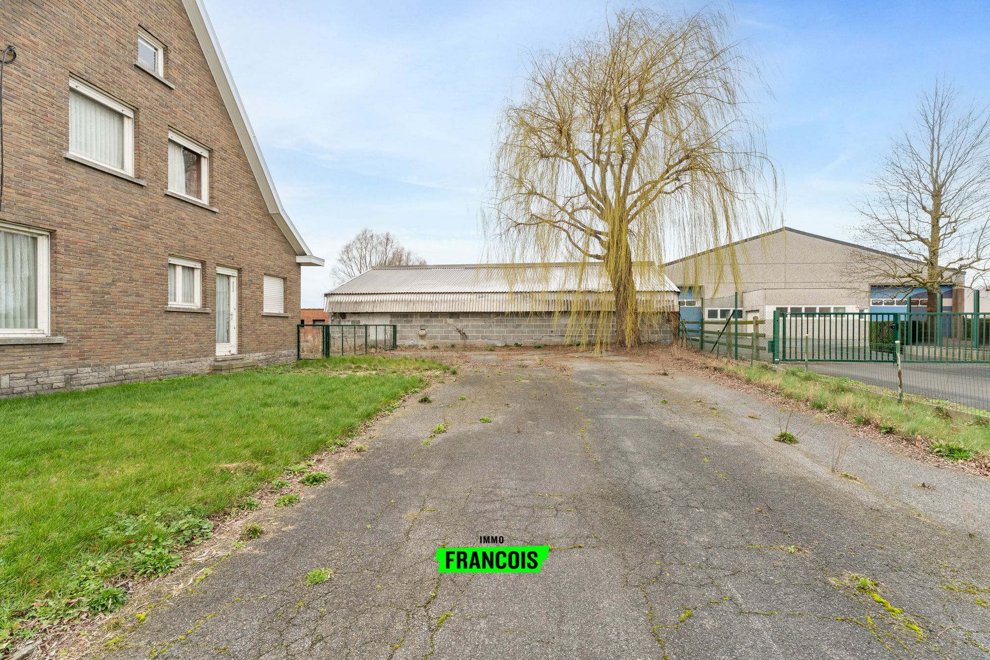 Ruime eigendom met bijgebouwen (±350 m²) op commerciële topligging te Roeselare - foto 2