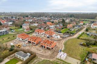 Betreed de wereld van hedendaags wonen met deze moderne halfopen nieuwbouwwoning met inpandige garage, gelegen op een zuidoostelijk georiënteerd perceel in ons groen en verkeersluw nieuwbouwproject CAMPO. Deze eigentijdse woning biedt niet alleen rust en stijl maar ook het comfort van modern design. Met 3 slaapkamers, waarvan 1 met dressing, badkamer met zowel bad als inloopdouche voorziet deze woning in alle behoeften van een gezin. Deze energiezuinige BEN-woning is uitgerust met geavanceerde technologieën, zoals een warmtepomp, vloerverwarming op het gelijkvloers en de verdieping, ventilatie type D met warmterecuperatie, een regenwaterput van 10.000L, zonnepanelen, en meer. Het zuidoostelijk georiënteerde perceel vangt de zon van de vroege ochtend tot de late namiddag op waardoor de buitenruimte ideaal is voor ontspanning. Voor meer informatie en om deze moderne woning te ontdekken, bel Ewout op 0497 588 888 of stuur een e-mail naar contact@huysmanbouw.be. Laten we samen de deur openen naar jouw nieuwe thuis.