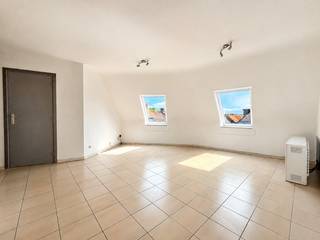 Aangenaam INSTAPKLAAR APPARTEMENT met TWEE SLAAPKAMERS, nabij het centrum van Ronse. Een dakappartement in een kleinschalig appartementsgebouw . De gezellige leefruimte geniet van een aangename lichtinval en sluit aan op de praktisch ingerichte keuken. Verder beschikt het appartement over TWEE VOLWAARDIGE SLAAPKAMERS. Het CENTRUM, OPENBAAR VERVOER, SCHOLEN en ZIEKENHUIS bevinden zich op wandelafstand of in de directe omgeving. Kortom, een INSTAPKLARE en BUDGETVRIENDELIJKE thuisbasis of interessante OPBRENGSTEIGENDOM in Ronse.<br /><br />Adres: Sint-Ambrosiusstraat 40 bus 303 te Ronse<br /><br />Geen renovatieplicht van toepassing; P-score: A, G-score: A; Bestuursmaatregelen in maatregelenregister: neen; Vrij bij akte.
