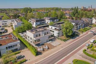 <p>Instapklaar nieuwbouwproject – laatste 3 appartementen - onmiddellijk beschikbaar bij akte</p><p></p><p>Welkom bij HET DORP, een kleinschalig nieuwbouwproject in het centrum van Onze-Lieve-Vrouw-Waver. De 9 appartementen zijn volledig afgewerkt, instapklaar en onmiddellijk beschikbaar bij akte. Ideaal voor wie zonder bouwstress snel wil verhuizen of op korte termijn wil investeren.</p><p>Je kiest uit stijlvolle 1- en 2-slaapkamerappartementen met ruime terrassen, een kwalitatieve afwerking en energiezuinige technieken die zorgen voor een hoog wooncomfort en een lage energiefactuur. Alle appartementen zijn bovendien rolstoeltoegankelijk.</p><p>Dankzij de centrale ligging bevinden winkels, bakker, apotheek, huisarts en openbaar vervoer zich op wandelafstand. Achter het gebouw bevinden zich privatieve parkeerplaatsen die additioneel aangekocht dienen te worden. Ook een fietsenstalling is voorzien.</p><p>Naast de appartementen is ook een polyvalente kantoor-/praktijkruimte beschikbaar. Deze wordt casco opgeleverd, zodat je de inrichting volledig kan afstemmen op jouw professionele activiteit.</p><p>Ben je op zoek naar een instapklaar nieuwbouwappartement dat onmiddellijk beschikbaar is? Ontdek HET DORP en plan vandaag nog je bezoek via Malines-Group.</p>