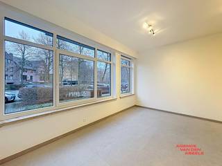 Dit stijlvol en recent gerenoveerd gelijkvloers appartement combineert comfortabel wonen met een uitstekende ligging. Het appartement beschikt over één ruime slaapkamer, een lichtrijke leefruimte en een moderne, volledig uitgeruste keuken.<br /><br />Vanuit de leefruimte heb je toegang tot de aangename private tuin, ideaal om in alle rust te ontspannen. Daarnaast is er een zeer ruime garage, een absolute meerwaarde in deze regio.<br /><br />Gelegen in een rustige buurt, maar toch op een boogscheut van het centrum van Brugge, geniet je hier van het beste van twee werelden: stilte en privacy, met winkels, openbaar vervoer en het historische stadscentrum vlakbij.<br /><br />Ideaal voor wie comfortabel en zorgeloos wil wonen op een toplocatie.<br /><br />€65 forfait A.O.