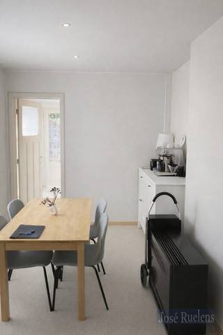 Ruim woonhuis met 10 plaatsen, 3 sanitaire units en koer.De woning is enkel verkoop als woonhuis.Ideaal voor inwonende kinderen of oudere persoon...