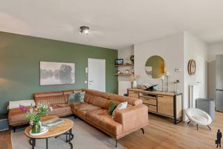 <p><strong>Instapklaar appartement met 2 slaapkamers, ruim terras, garage en kelderberging in Achterbroek</strong></p>
<p><strong>Huurprijs: 1.050,- EUR per maand + 20 EUR per maand gemeenschappelijke kosten</strong><br /><strong>Kosten plaatsbeschrijving zijn 50/50 te betalen door huurder en verhuurder</strong><br /><strong>Huurwaarborg = 3 maanden</strong><br /><strong>Beschikbaar per 01/10/2026</strong><br />***</p>
<p><strong>Indeling<br /></strong>- Inkomhal met toegang tot de verschillende ruimtes<br />- <strong>Ruime en lichtrijke leefruimte</strong> met groot aluminium schuifraam<br />- Rechtstreekse toegang tot het <strong>ruime terras</strong><br />- De <strong>open, recent vernieuwde keuken</strong> sluit naadloos aan op de leefruimte en is uitgerust met een inductiekookplaat, dampkap, combi-oven en vaatwasser en biedt veel werk- en opbergruimte<br />- Praktische berging met aansluitingen voor wasmachine en droogkast<br />-<strong> Ruime master bedroom</strong> <br />- Tweede slaapkamer<br />- Badkamer uitgerust met een ligbad met douchemogelijkheid, dubbele lavabo en modern badkamermeubel<br />- Apart gastentoilet</p>
<p><strong>Bijzonderheden:<br />- GEEN LIFT<br /></strong>-<strong> Centrale ligging</strong> nabij winkels, scholen en centrum Achterbroek<strong><br /></strong>-<strong> Ruim terras</strong><strong><br /></strong>- <strong>Afzonderlijke garage </strong>met electriciteit<strong><br /></strong>- <strong>Privatieve kelderberging<br /></strong>- <strong>Gunstig EPC<br /></strong>- Instapklaar appartement met lage onderhoudskosten</p>
<p></p>
<p></p>
