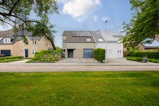 Instapklare en goed onderhouden woningen in deze gegeerde omgeving worden steeds zeldzamer. Deze kwaliteitsvolle halfopen bebouwing uit 1998 combineert ruimte, comfort en een uitstekende ligging. Met maar liefst 200 m² bewoonbare oppervlakte op een perceel van 4,5 are is dit een ideale thuis voor wie zorgeloos wil wonen.<br /><br />De woning werd steeds met de grootste zorg onderhouden en is volledig instapklaar. Momenteel zijn er twee ruime slaapkamers, met de mogelijkheid om eenvoudig een derde slaapkamer te creëren. Ideaal als extra kinderkamer, bureau, hobbyruimte of logeerkamer. Binnen geniet u van veel natuurlijk licht, een praktische indeling en kwalitatieve materialen. Ook technisch zit u goed met een energiezuinig EPC-label B en een conforme elektrische installatie.<br /><br />Buiten wacht een gezellige en private tuin, perfect om te ontspannen of samen te genieten. Private parkeergelegenheid is eveneens aanwezig.<br /><br />De ligging in een rustige doodlopende straat is een absolute troef. Een speelplein ligt vlakbij en dankzij de hoge Mobiscore zijn winkels, scholen en openbaar vervoer vlot bereikbaar. Ook Brussel, Mechelen, Leuven en Zaventem zijn uitstekend bereikbaar.<br /><br />Een instapklare thuis waar ruimte, rust en bereikbaarheid samenkomen, op een toplocatie in Weerde.